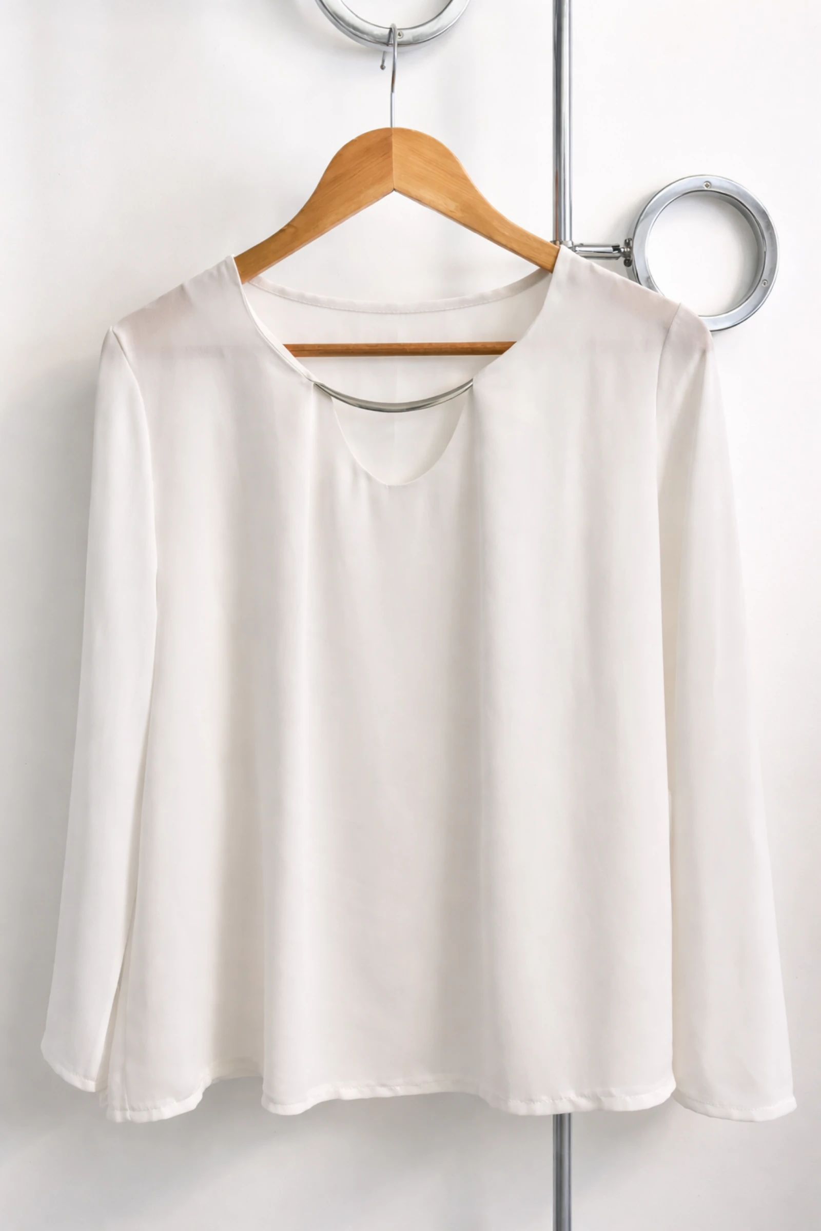 💫 Blusa blanca fluida con detalle de bisutería 🌟 Talla S - Nueva💫 – photo 2